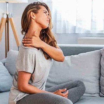 Kronikleşen omuz ağrılarını rahatlatacak 4 yöntem